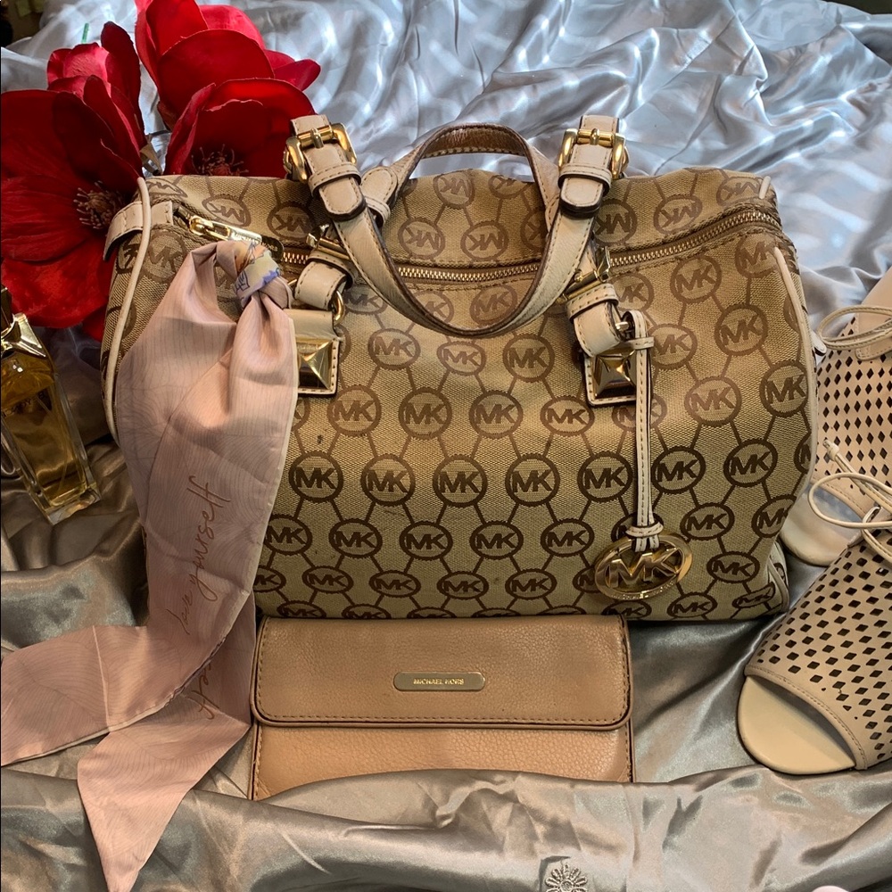 🌹VINTAGE Michael Kors • LG Tan Beige Signature Monogram Satchel w/Gold Hardware